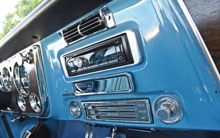 Radio of a 1972 Chevy Cheyenne Super