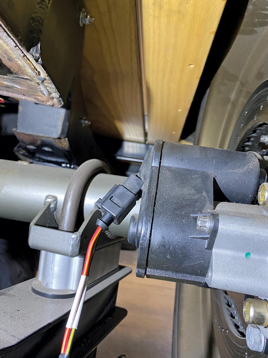a lead end connects to the parking brake caliper