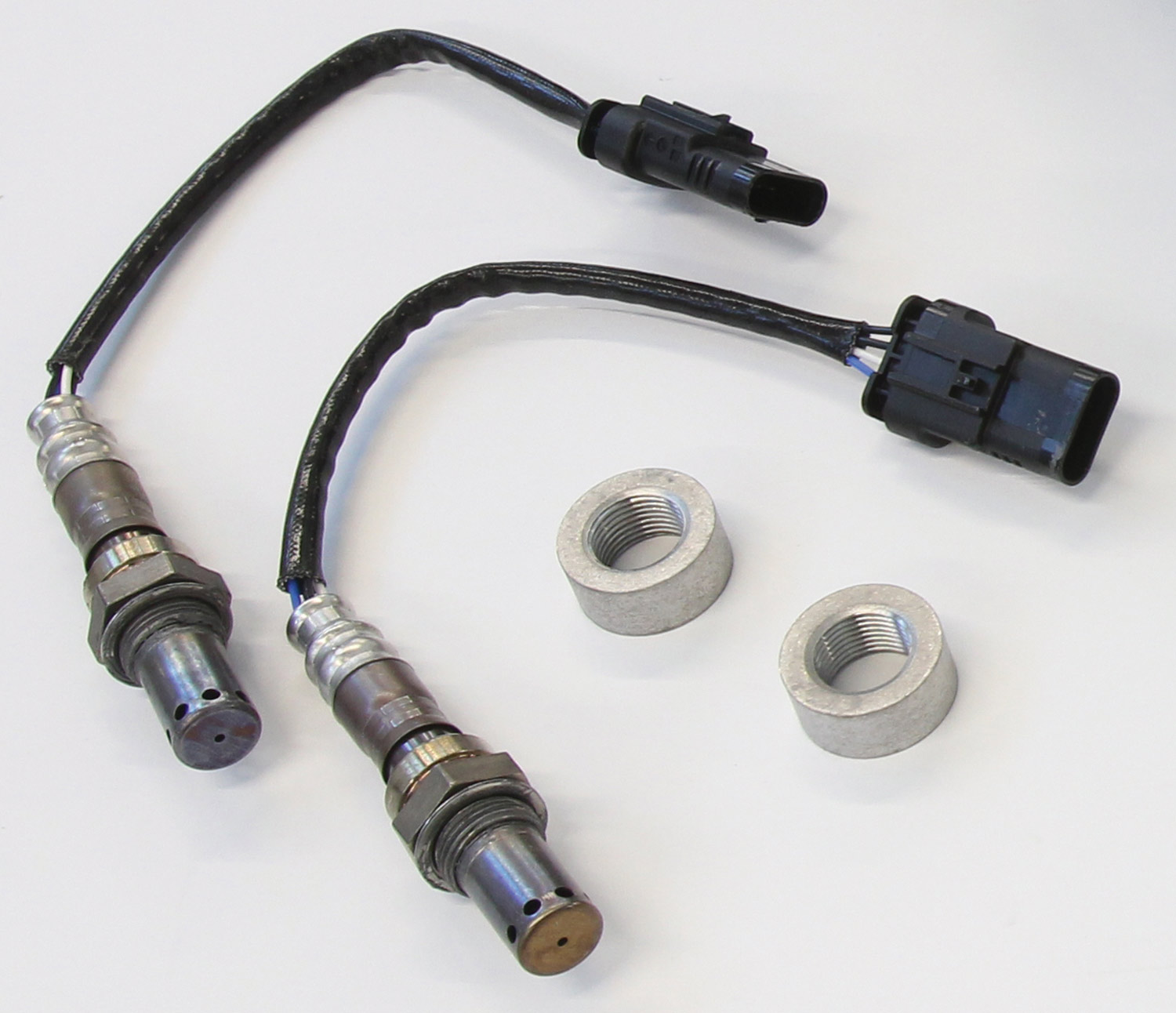 a pair of wideband oxygen (O2) sensors