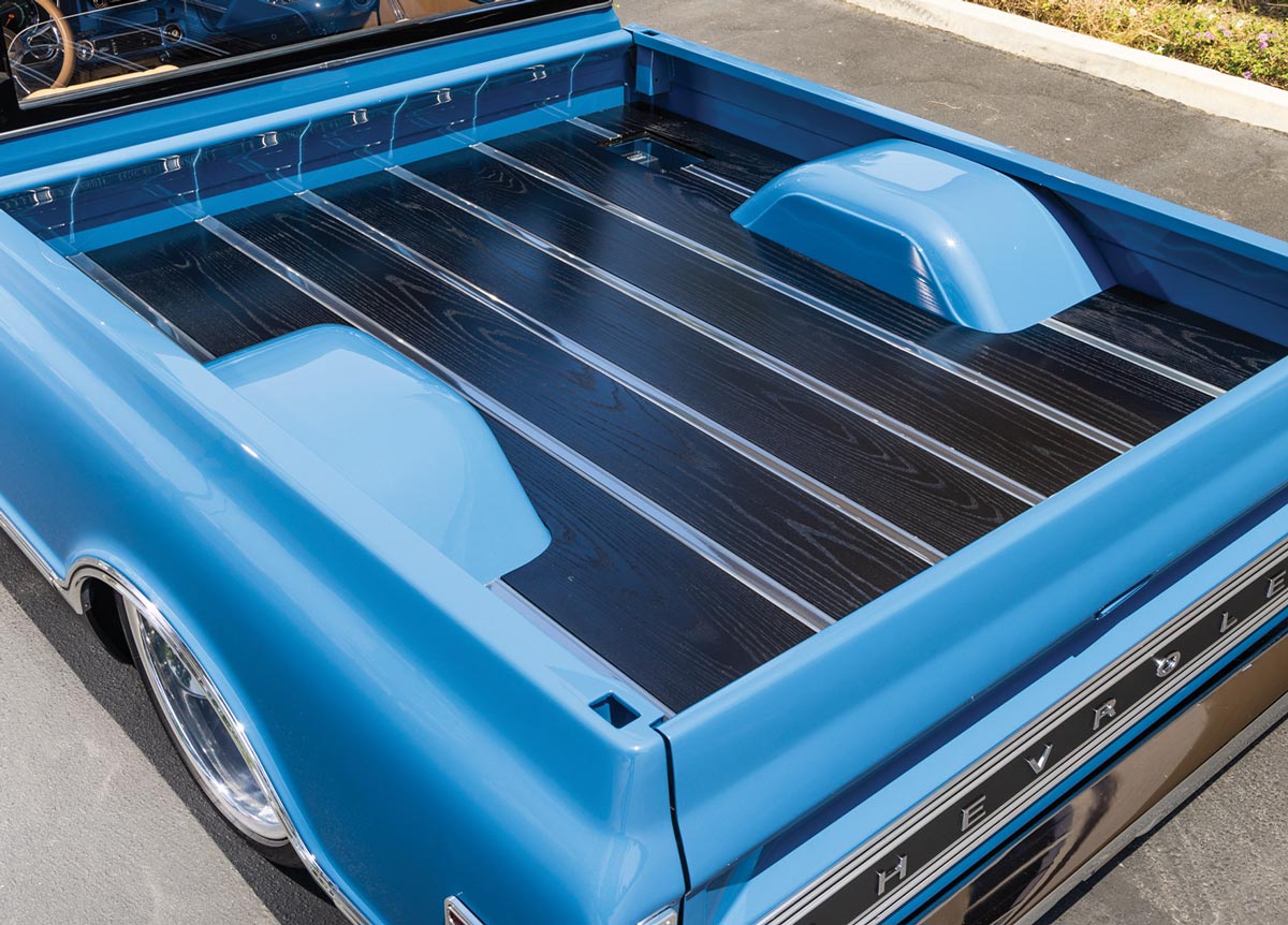 full view of the '70 Chevy C10 raised truck bed