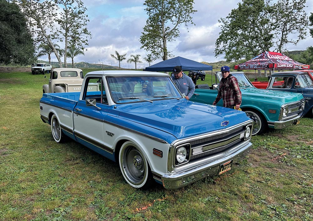 Blue and white Chevy<br />
CST/10