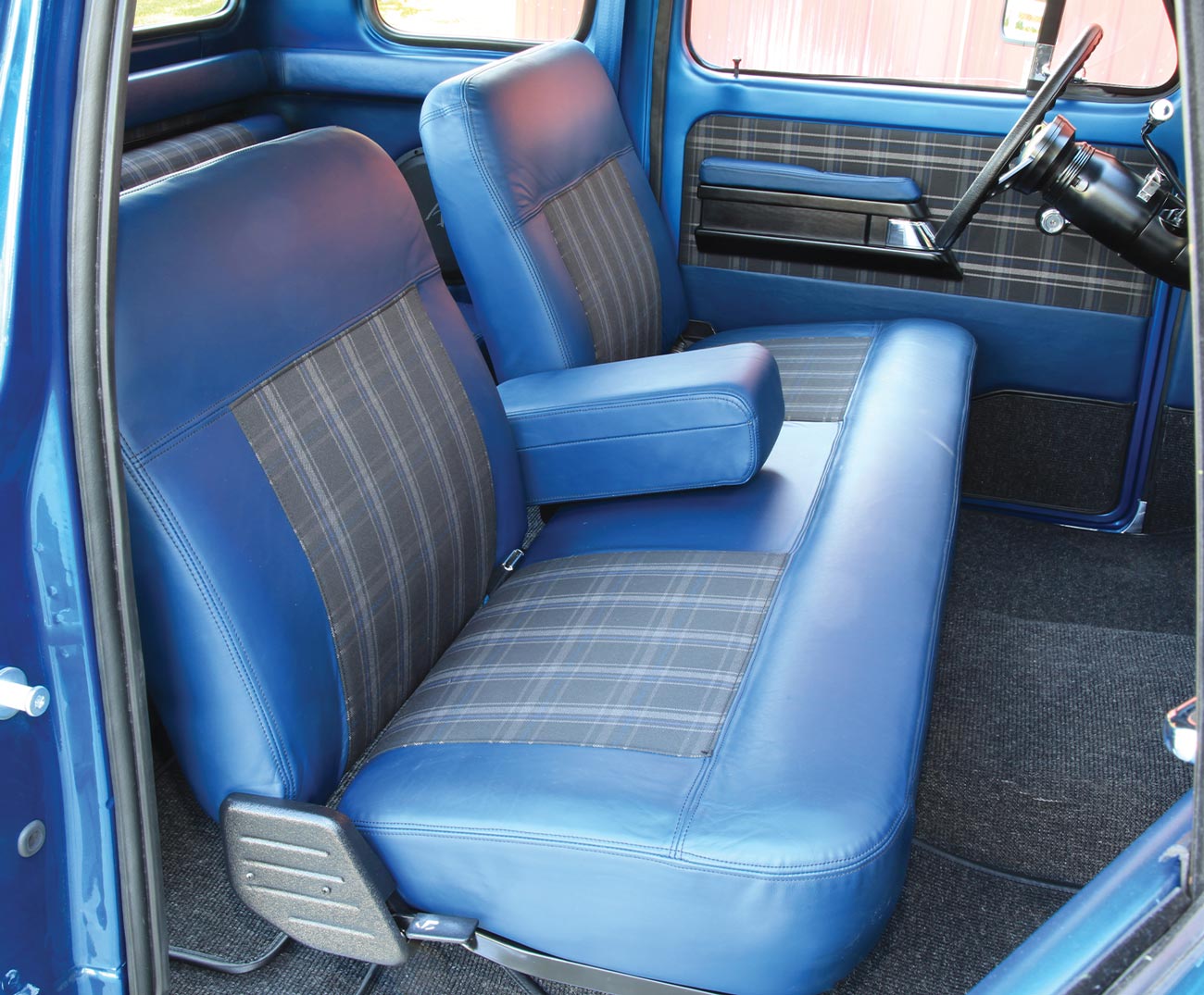 passenger side view of the ’75 Ford SuperCab's front seating