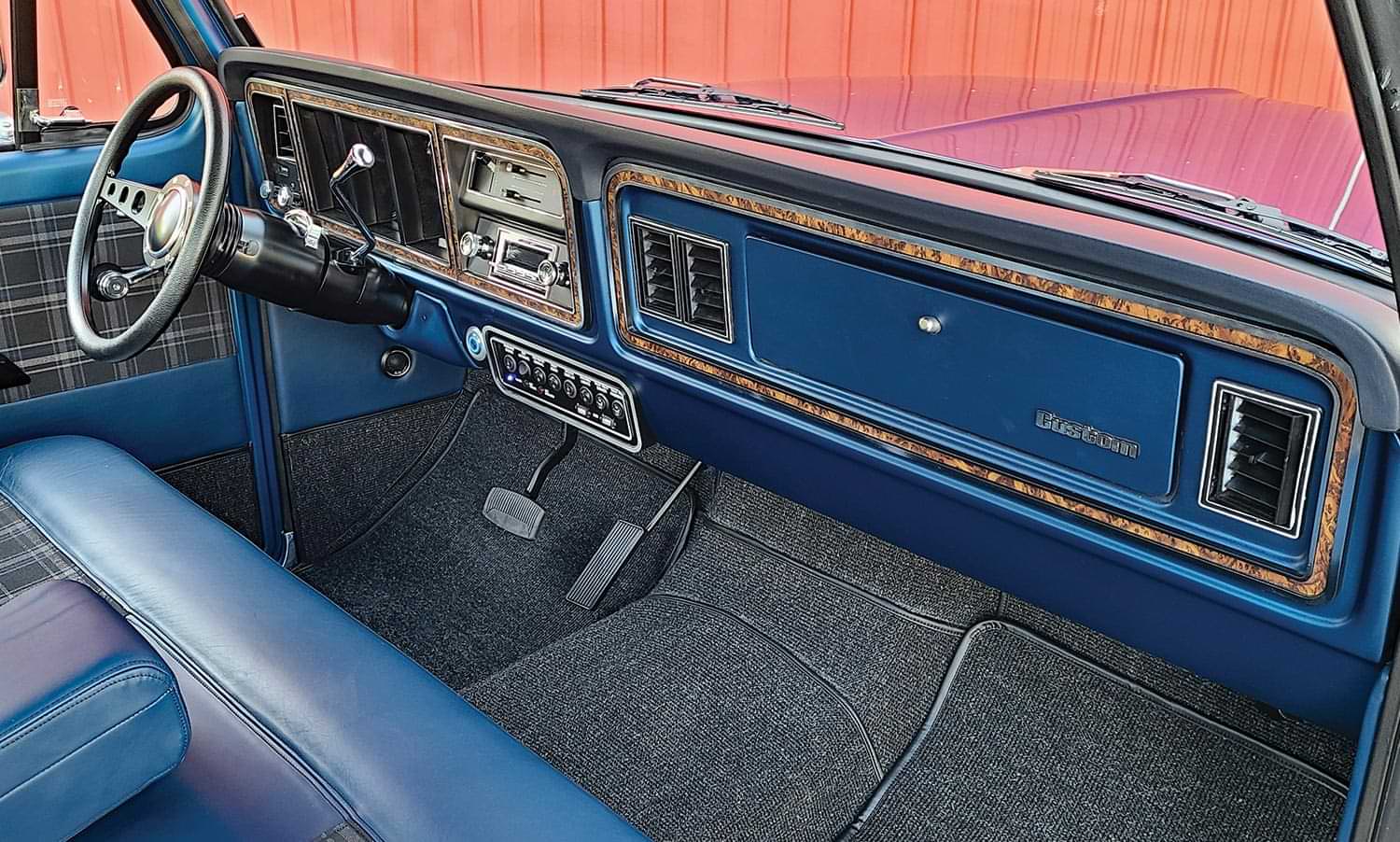 passenger side view of the ’75 Ford SuperCab dashboard