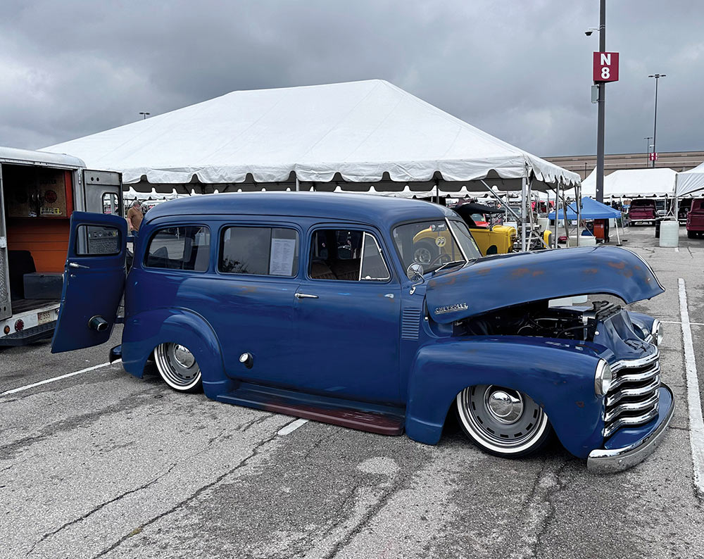 Slammed blue 3rd gen Suburban