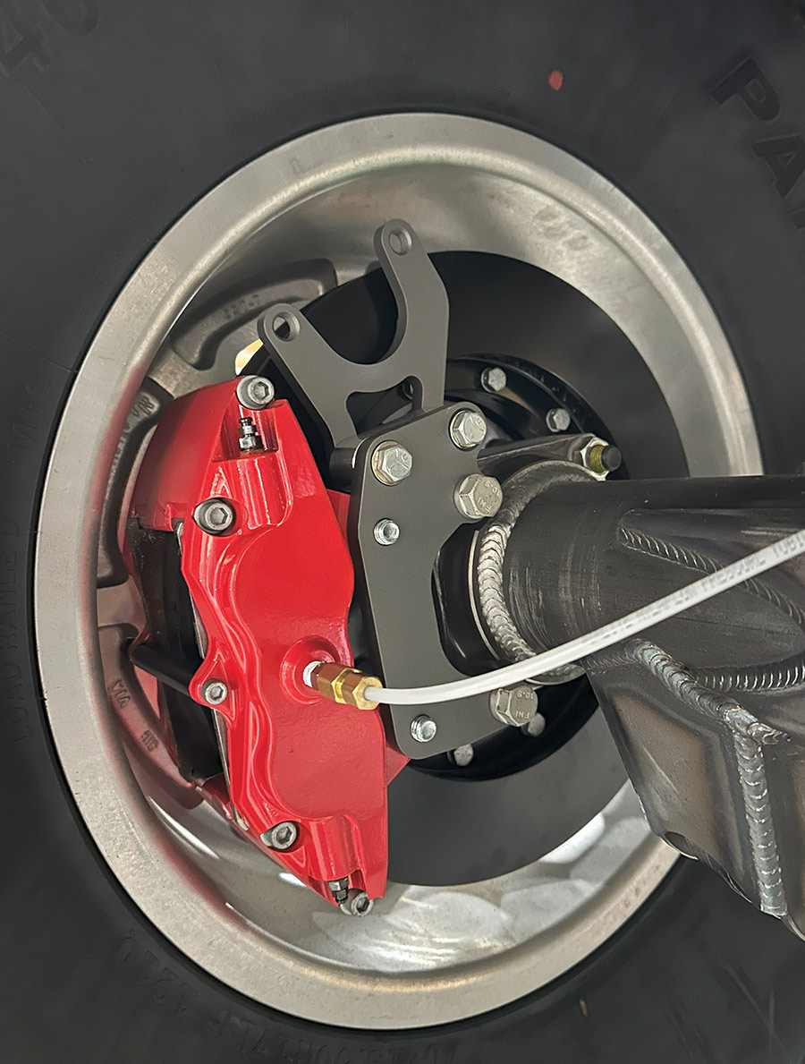 In the rear, four-piston Wilwood calipers and electric parking brakes are used.