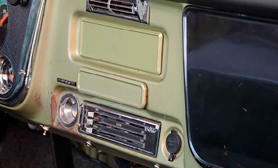 radio and control view of green ’71 GMC Stepside