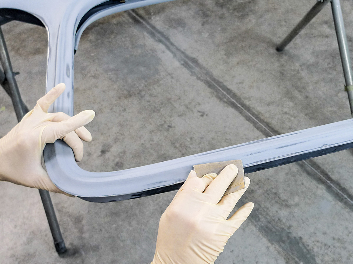 Hands using a fairing block on the edge of the car door