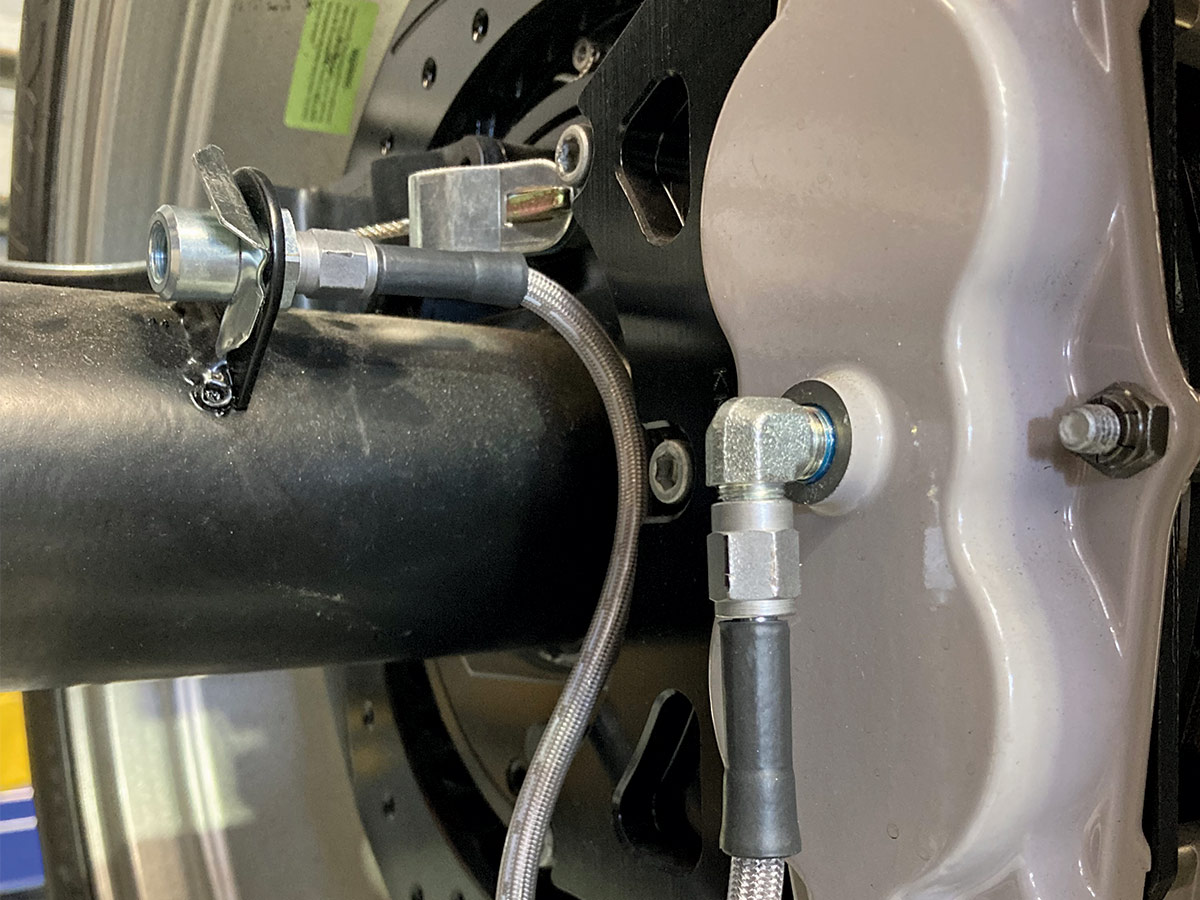 flex lines installed at the calipers allow them to be<br />
removed for pad placement