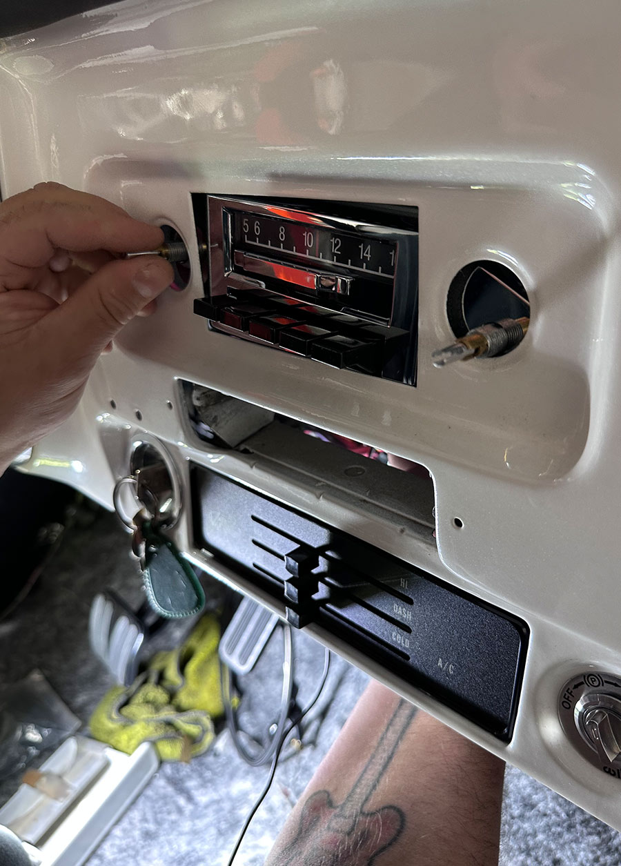 other dual-knob radios that use two sets of post nuts to mount in the dash