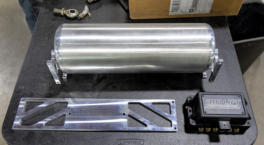 Air Lift Performance control module with a FLO billet aluminum tank