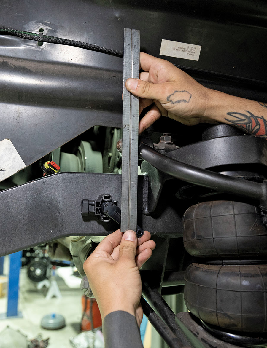 Measuring mounting points for the air suspension sensor on the control arm