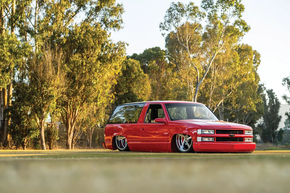 1996 Chevy Tahoe custom slammed on large chrome wheels