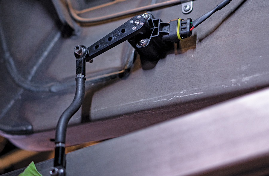 Fully mounted height sensor linkage on frame and lower control arm