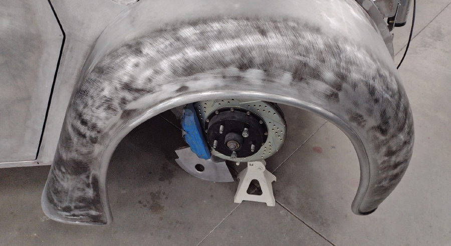Pullmax machine being used to put the bead on the fender edge