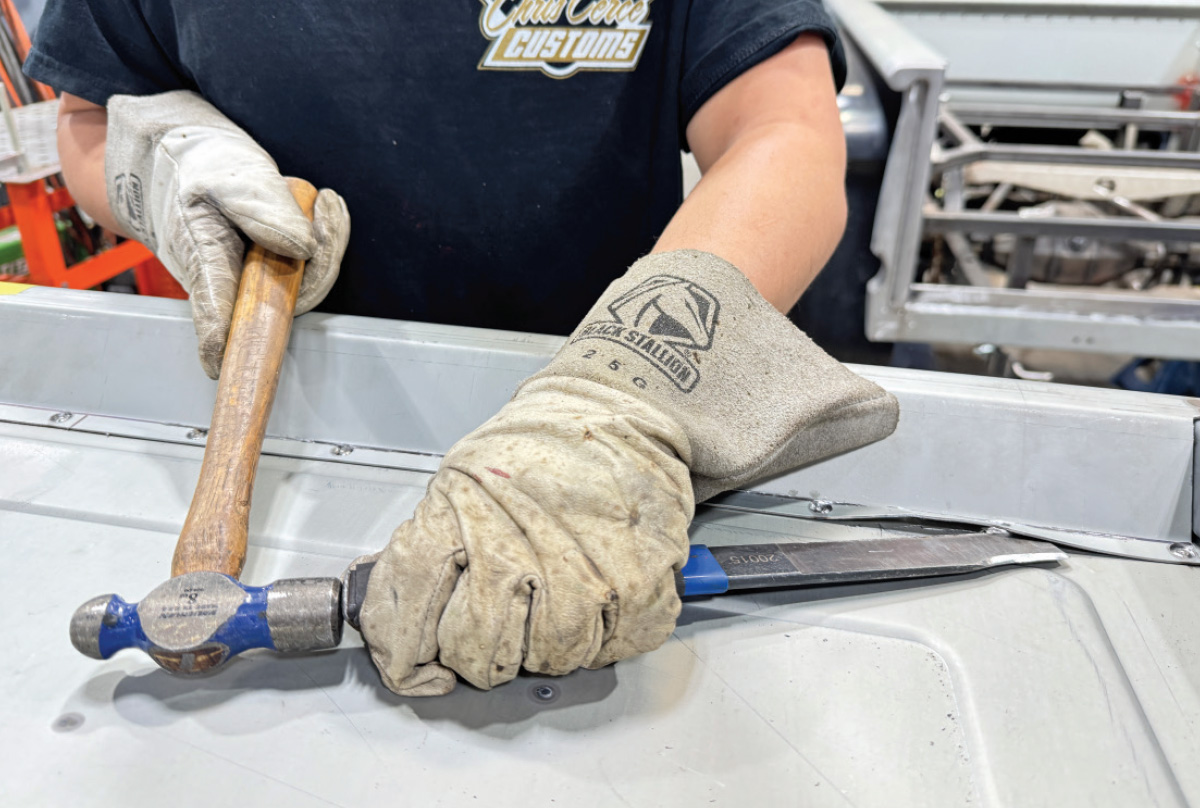 Separating seam, hammer and chiselpry tool, blue hammer head “30015”, BLACK STALLION 25G gloves, vehicle in background