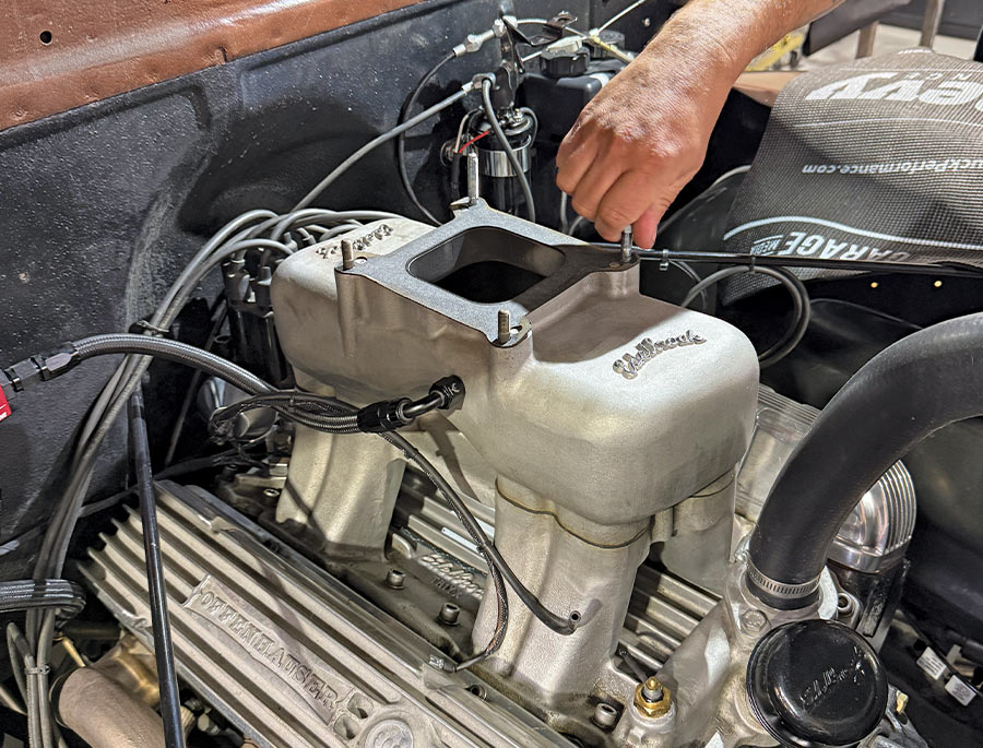 Edelbrock vrs415 top down 650cfm 4 barrel view billet construction