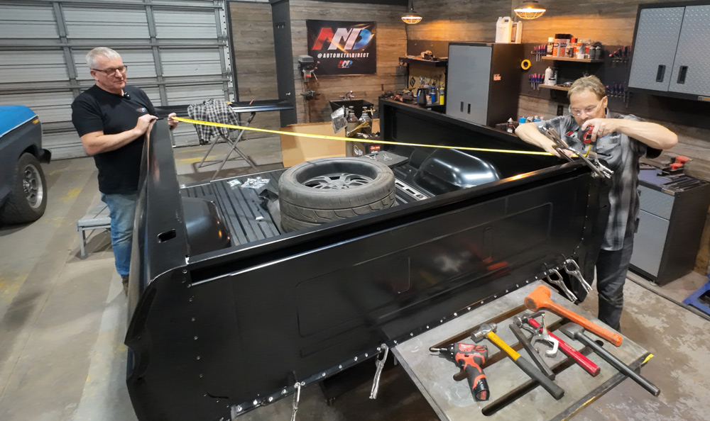1978 Chevrolet C10 long bed measuring bed width, tape measure alignment check