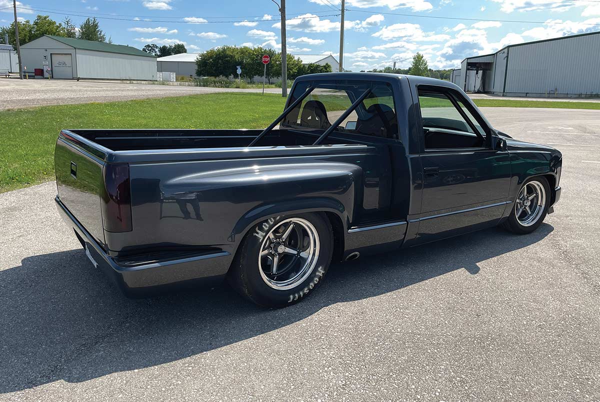 Rear three-quarter view of the 1990 GMC Sierra