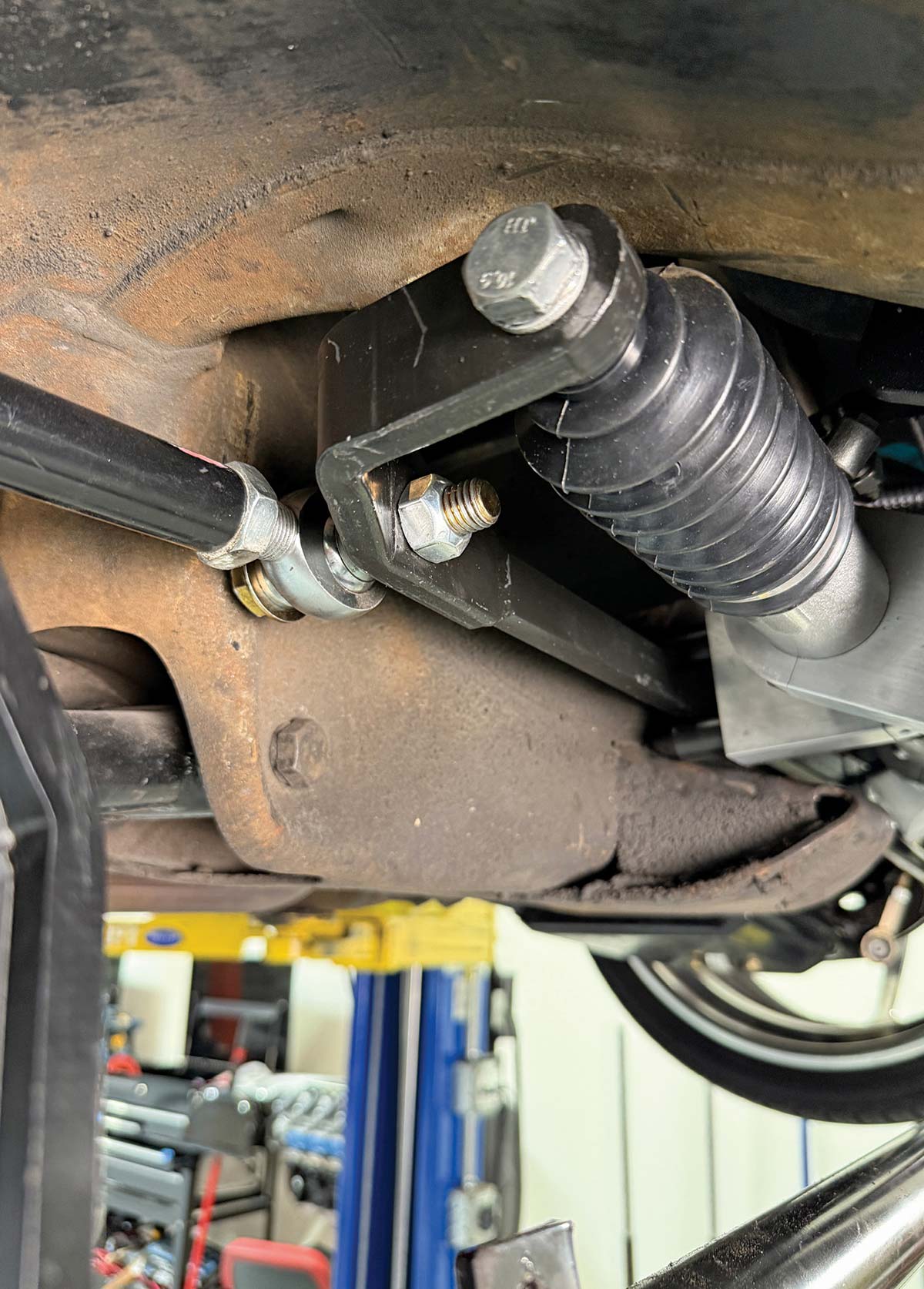 Bolt-in connection of tie rod heim joints.